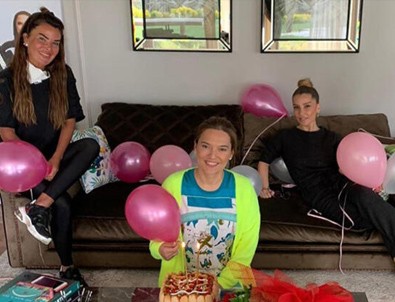 Şok! Demet kim var kim yok evine topladı!