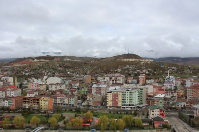 Oltu'da Yüksek Kesimlere Kar Yağdı