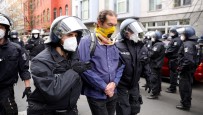 Almanya'da Halk Korona Virüs Kısıtlamalarını Protesto Etti