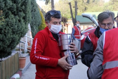 Bolu'da, Kızılay İle Çalışan 55 Gönüllü Öğretmen İhtiyaç Sahiplerine İftar Yemeği Götürüyor