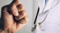 AKCİĞER KANSERİ - koronavirüsten hayatını kaybeden hastanın yakınları doktora saldırdı