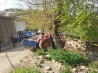 Traktör İle Ağaç Arasında Sıkışan Adam Hayatını Kaybetti