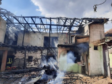 Isparta'da Çıkan Yangında 2 Katlı Ev Tamamen Yandı