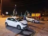Kocaeli'de 2 Otomobil Çarpıştı Açıklaması 4 Yaralı