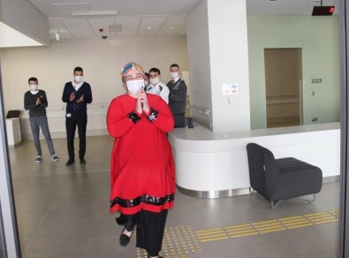 Yozgat'ta Korona Virüsü Yenen Hasta Alkışlarla Taburcu Oldu