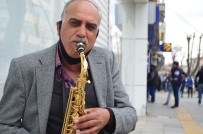 Caddeyi Saksafon Sesiyle Şenlendirdi