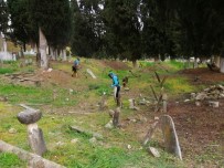 Gördes Mezarlıkları Bayrama Hazırlanıyor Haberi
