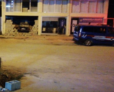 Samandağ'da Otomobil Duvardan İçeri Girdi