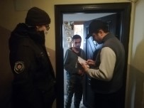 İSTANBUL VALİSİ - Bekçi Eşliğinde Yardım Paraları Dağıtılırken Duygulandıran Diyalog