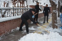 KARLA MÜCADELE - Belediye Başkanı Faruk Demir, İşçilerle Kar Temizledi
