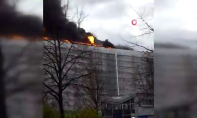 Berlin'de 12 Katlı Binanın Çatısında Yangın Açıklaması 1 İtfaiyeci Yaralandı