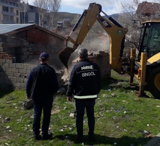 Bingöl'de Metruk Yapı Yıkıldı