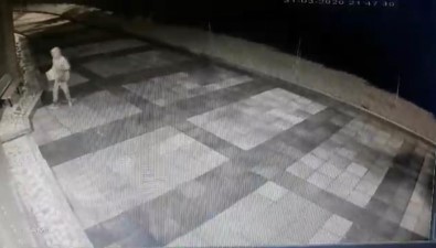 Cemevinden Bağış Kutusu Çalan Hırsız Kameraya Yakalandı
