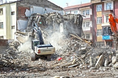 Elazığ'da Depremde Hasar Gören Bir Mahallede Daha Yıkım Başladı