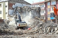 Elazığ'da Depremde Hasar Gören Bir Mahallede Daha Yıkım Başladı Haberi