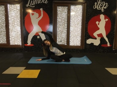 Evden çıkamayanlara egzersiz dersi!