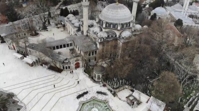 Eyüp Sultan Camii'nin Avlusu Kuşlara Kaldı