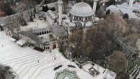 EYÜP SULTAN - Eyüp Sultan Camii'nin Avlusu Kuşlara Kaldı