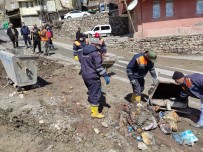 YOĞUN MESAİ - Hakkari'de Bahar Temizliği