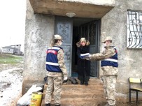 JANDARMA KOMUTANLIĞI - Jandarma, Vatandaşın Sosyal Yardım Ödemesini Evlerine Teslim Ediyor