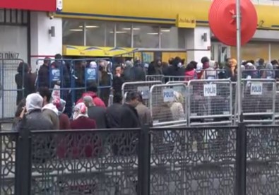 Kapalı Olan PTT Önünde İç İçe Beklediler