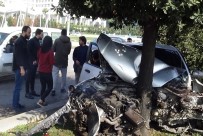 DİREKSİYON - Kontrolden Çıkan Otomobil Refüje Daldı Açıklaması 2 Yaralı