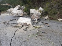 YAĞAN - Kopan Kayalar Yolu Kapattı