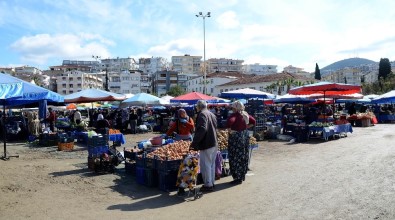 Kuşadası'nda Pazaryerine Gelenlerin Ateşi Ölçüldü