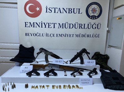 (Özel) İstanbul Beyoğlu'nda İki Grup Arasında Kalaşnikoflu' Çatışma Açıklaması 1 Yaralı