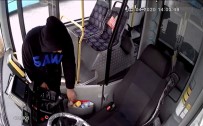 HADıMKÖY - Park Halindeki Otobüse Giren Hırsızlık Kamerada