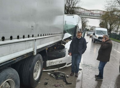 Samsun'da Minibüs Tıra Arkadan Çarptı Açıklaması 3 Yaralı