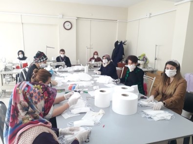 Silvan'da Sağlık Çalışanları İçin Maske Üretiliyor