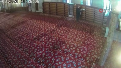 Sultanahmet Camisi'ndeki Ayakkabı Hırsızlığı Kameraya Böyle Yansıdı