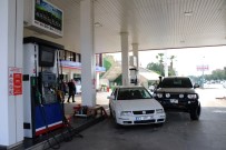 Aniden Direksiyon Kıran Sürücü, Kamyonetle Petrole Daldı Açıklaması 1 Yaralı