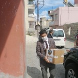 Ergani'de Evden Çıkamayan Vatandaşlara Gıda Kolisi Dağıtılıyor