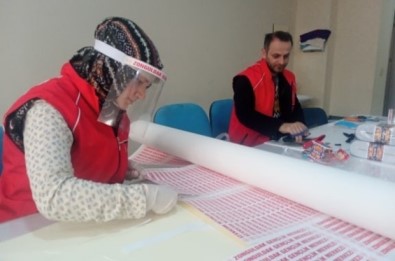 Gençlik Merkezi 5 Bin 900 Siper Maske Dağıttı