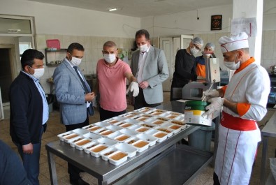 Sarıcakaya'da Belediye Ve Kaymakamlıktan Yaşlı Vatandaşlara İftarda Sıcak Yemek İkramı