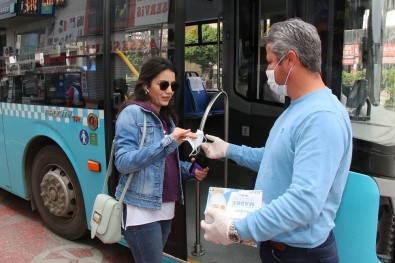 Antalya'da Toplu Taşımayı Kullananlara Ücretsiz Maske Dağıtılıyor