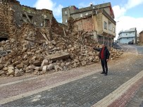 Gercüş'te Yağışlardan Dolayı Toprak Evler Çöktü