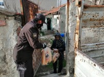 ESKİŞEHİR - İhtiyaç Sahibi Ve Sokağa Çıkamayan Yaşlı Vatandaşların Evine Ekmek Dağıtımı