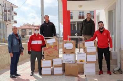 Karaman'da Antrenörlerden Sokağa Çıkamayan Yaşlılara Gıda Paketi Yardımı