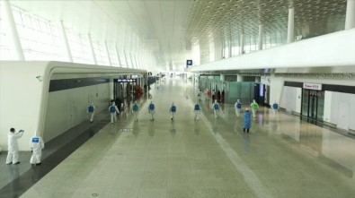 Karantinanın Sona Ereceği Wuhan'da Havaalanı Dezenfekte Ediliyor