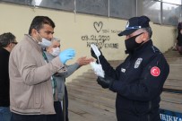 ZABITA MÜDÜRÜ - Kırıkkale'de Pazarcı Esnafına Ve Vatandaşlara Ücretsiz Maske Dağıtıldı