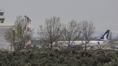 KKTC'deki 190 Türk Öğrenci Balıkesir'e Uçakla Getirildi