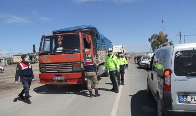 Şanlıurfa'da Araç Giriş Ve Çıkışları Kapatıldı