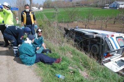 Tokat'ta Kalp Krizi Geçiren Hastayı Taşıyan Ambulans Devrildi Açıklaması  4 Yaralı