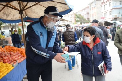 Ankara'da Pazarcı Esnafına Maske Dağıtımı