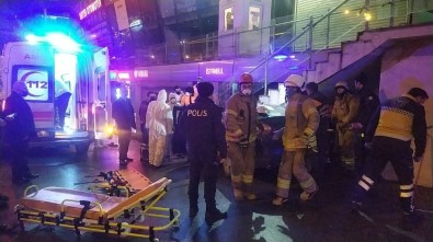 Avcılar'da Bir Otomobil AVM Girişindeki Merdivenin Altına Saplandı Açıklaması 3 Yaralı