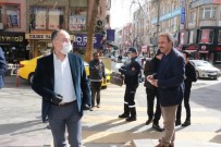 PAZAR ESNAFI - Belediye Başkanı Sokakta Tek Tek Maske Dağıttı