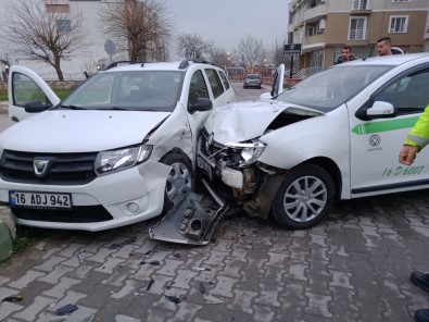 Bursa'da Trafik Kazası Açıklaması 2 Yaralı